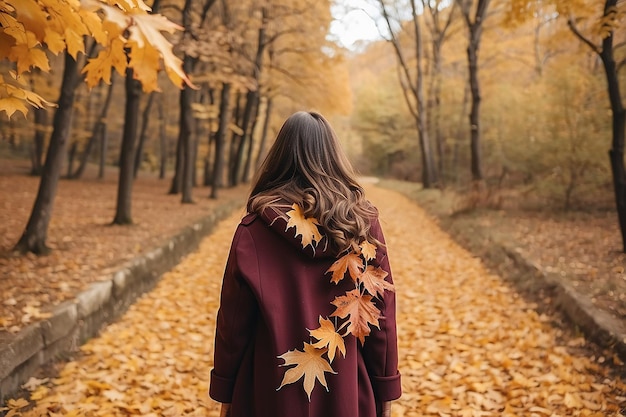 Vista trasera de una mujer con hojas secas de otoño