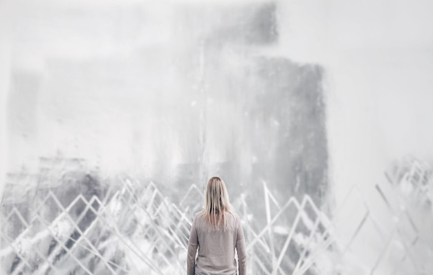 Vista trasera de una mujer durante el invierno