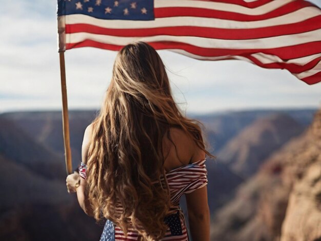 Foto vista trasera de una mujer joven de cabello largo sosteniendo la bandera de los estados unidos disfrutando de la puesta de sol en la naturaleza