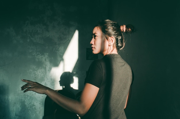Vista trasera de una mujer joven contra la pared
