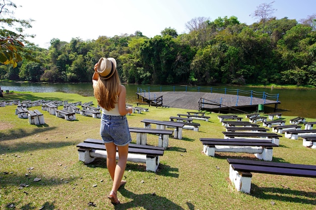 Vista trasera de una mujer joven en el Parque Goiania Goias Brasil