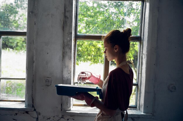 Foto vista trasera de una mujer joven usando un teléfono móvil