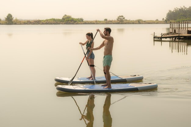 Foto vista trasera de una mujer en kayak en el lago