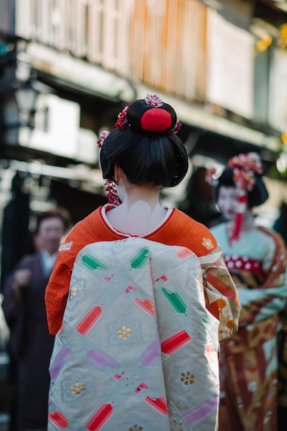 Foto vista trasera de una mujer con kimono en la carretera