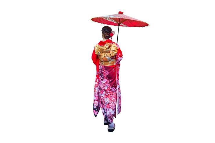 Foto vista trasera de una mujer en kimono sosteniendo un paraguas contra un fondo blanco