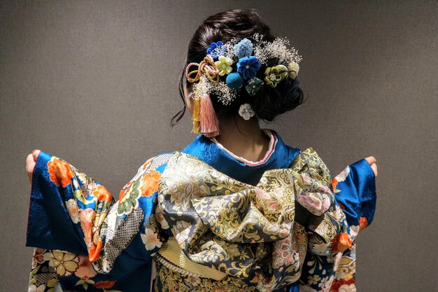 Foto vista trasera de una mujer con kimono