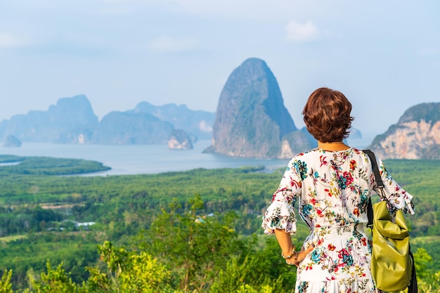 Vista trasera de una mujer madura mirando el paisaje