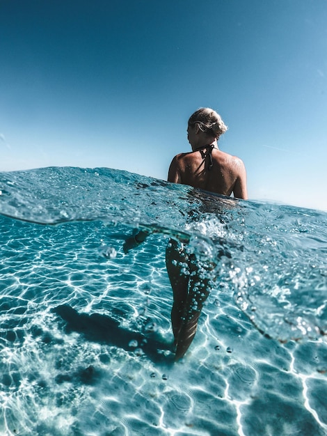 Foto vista trasera de una mujer en el mar