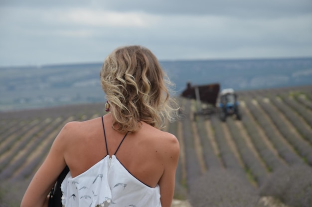 Foto vista trasera de una mujer mirando al mar