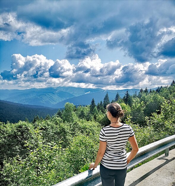 Foto vista trasera de una mujer mirando las montañas