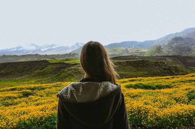 Vista trasera de una mujer mirando el paisaje contra el cielo