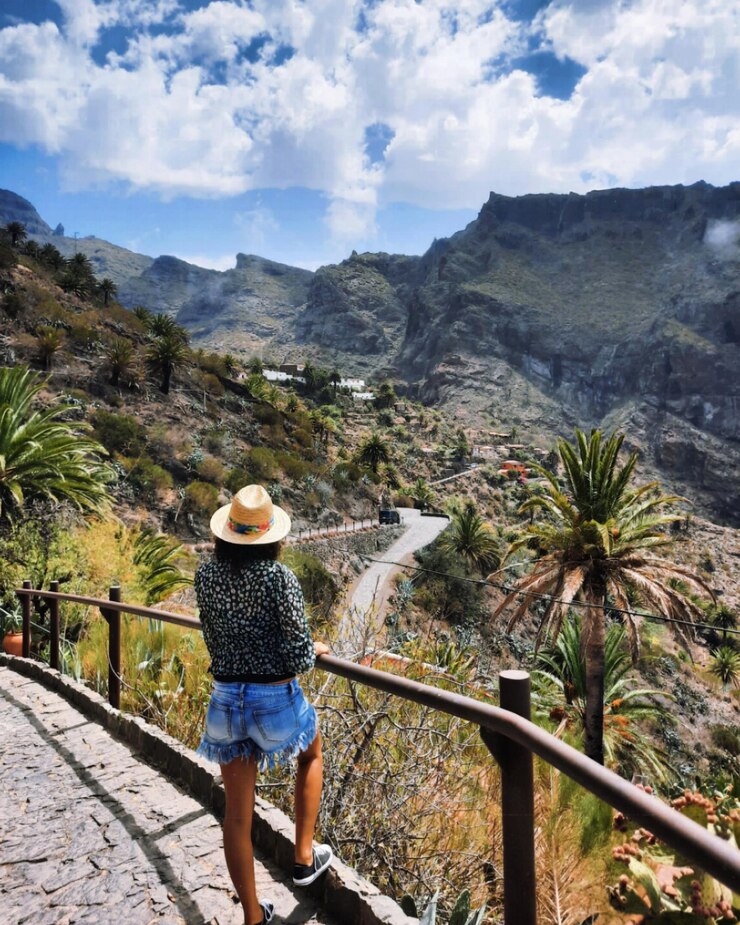 Foto vista trasera de una mujer mirando el valle verde volcánico