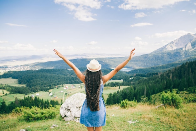 Vista trasera de una mujer en el paisaje contra el cielo