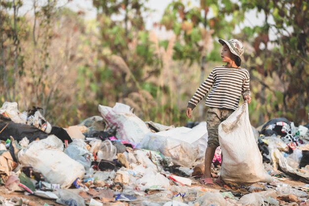 Foto vista trasera de una mujer con paraguas