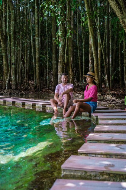 Foto vista trasera de una mujer de pie en el agua