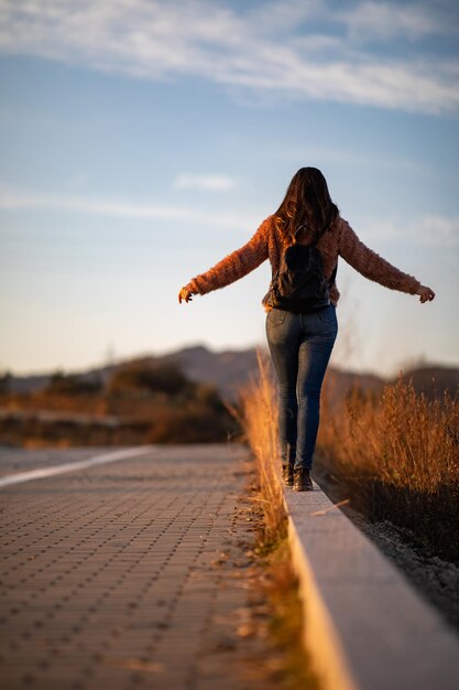 Foto vista trasera de una mujer de pie al aire libre