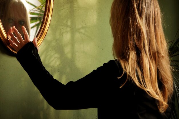 Foto vista trasera de una mujer de pie en el cabello