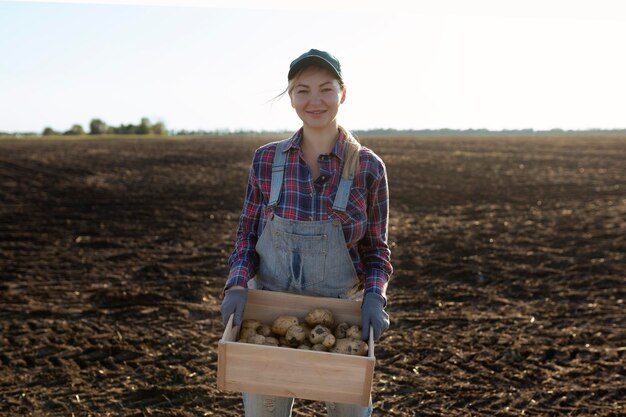 Foto vista trasera de una mujer de pie en el campo