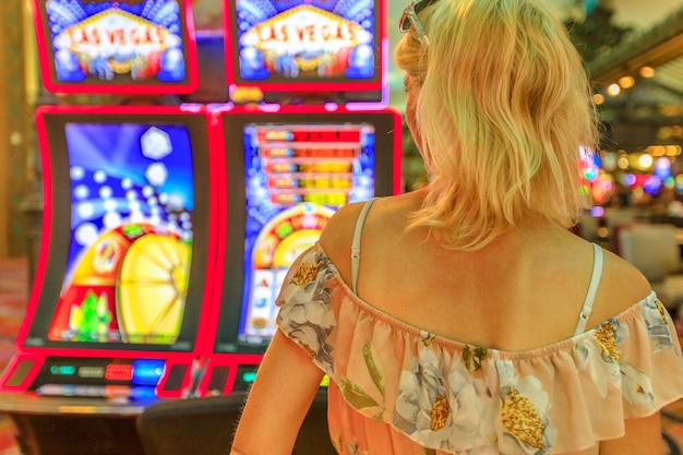 Vista trasera de una mujer de pie en el casino