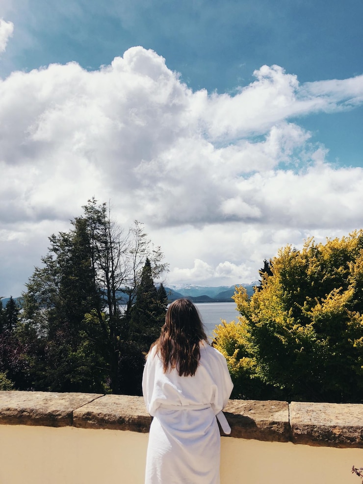 Foto vista trasera de una mujer de pie contra el cielo nublado