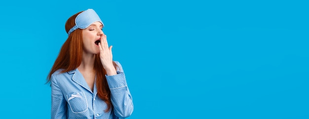 Foto vista trasera de una mujer de pie contra un fondo azul