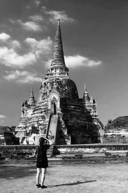 Foto vista trasera de una mujer de pie frente al templo en ayuthaya