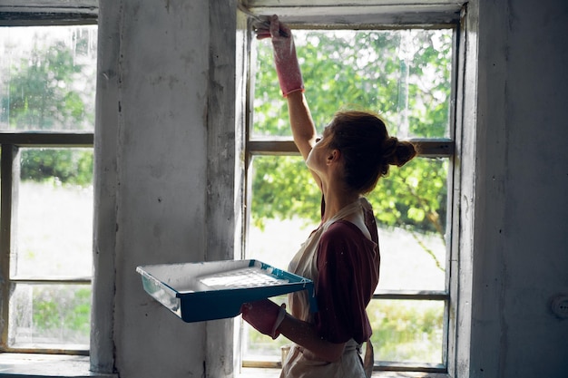 Foto vista trasera de una mujer de pie junto a la ventana