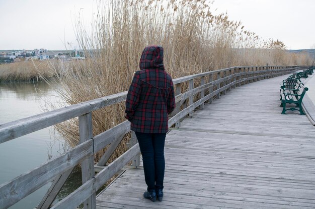 Foto vista trasera de una mujer de pie en una pasarela