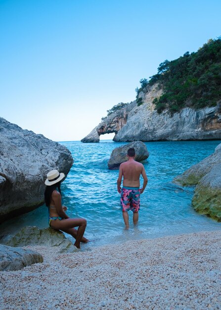 Foto vista trasera de una mujer de pie en la playa