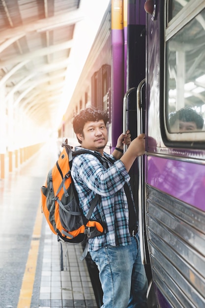 Foto vista trasera de una mujer de pie en el tren