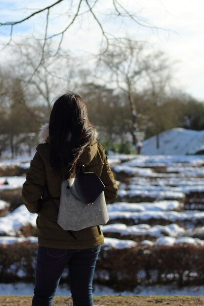 Foto vista trasera de una mujer con ropa cálida durante el invierno