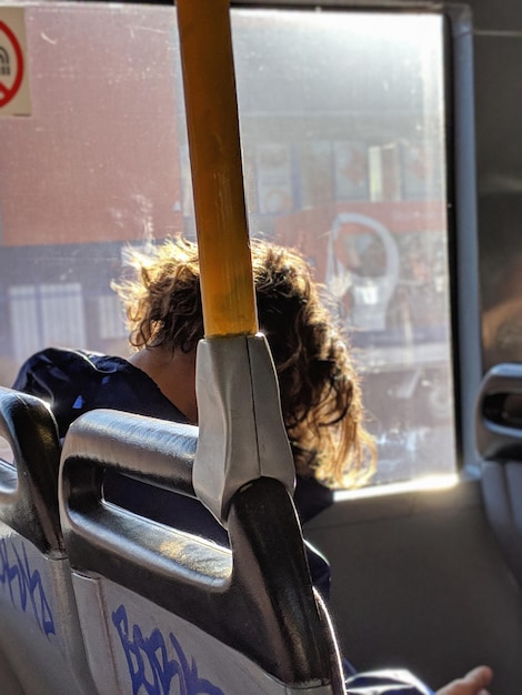 Foto vista trasera de una mujer sentada en un autobús