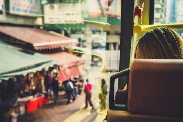 Foto vista trasera de una mujer sentada en un autobús