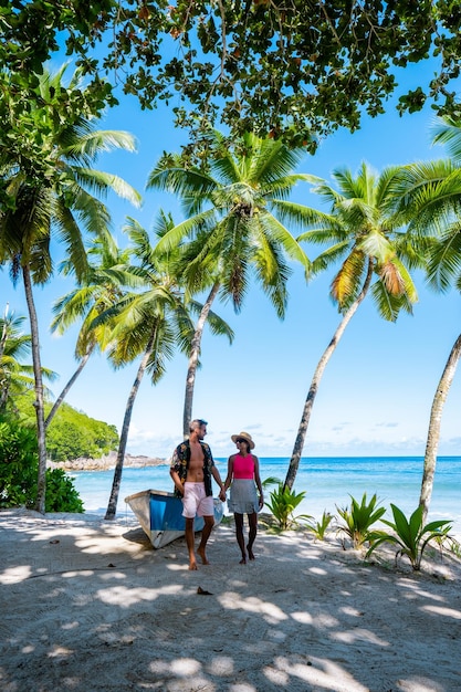 Foto vista trasera de una mujer sentada en la playa