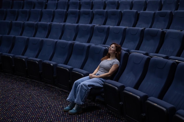 Vista trasera de una mujer sentada en un teatro