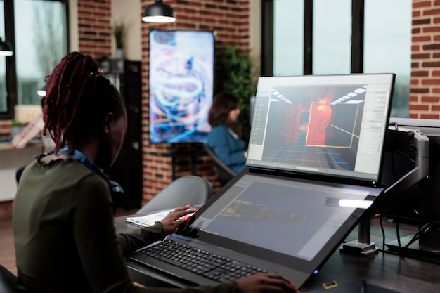 Foto vista trasera de una mujer usando una computadora portátil en la oficina