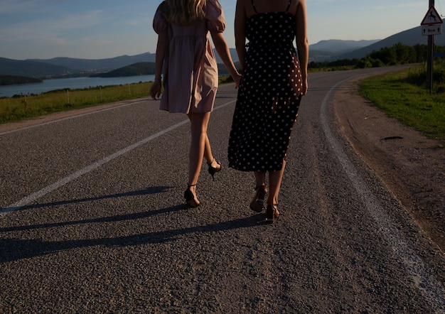 Foto vista trasera de mujeres caminando por la carretera