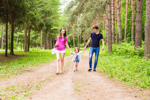 Foto vista trasera de mujeres caminando por un sendero en el bosque