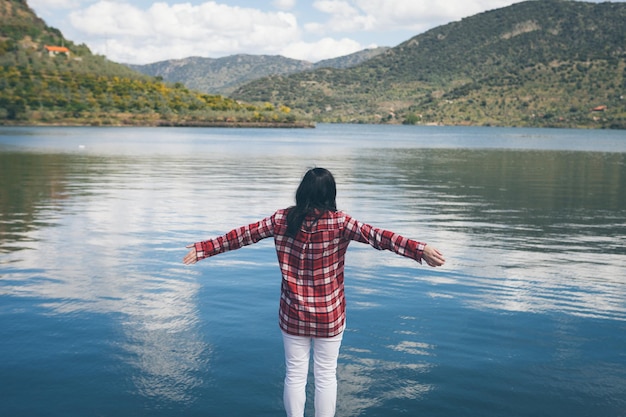 Foto vista trasera de mujeres de pie contra el río