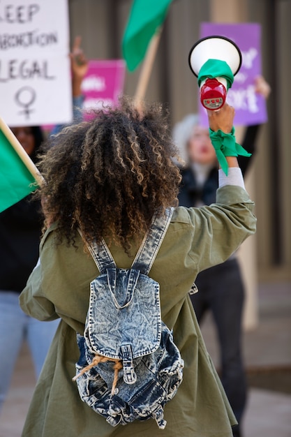 Foto vista trasera mujeres protestando al aire libre