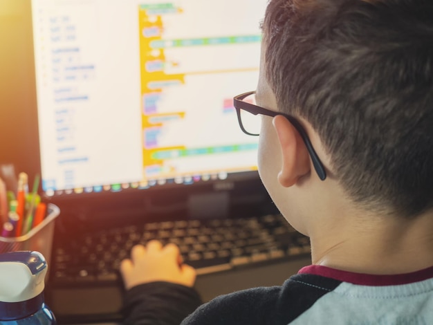 Vista trasera del niño con la cámara
