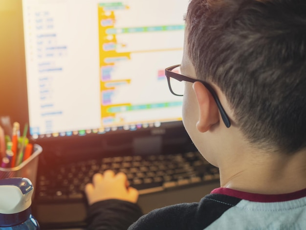 Foto vista trasera del niño con la cámara