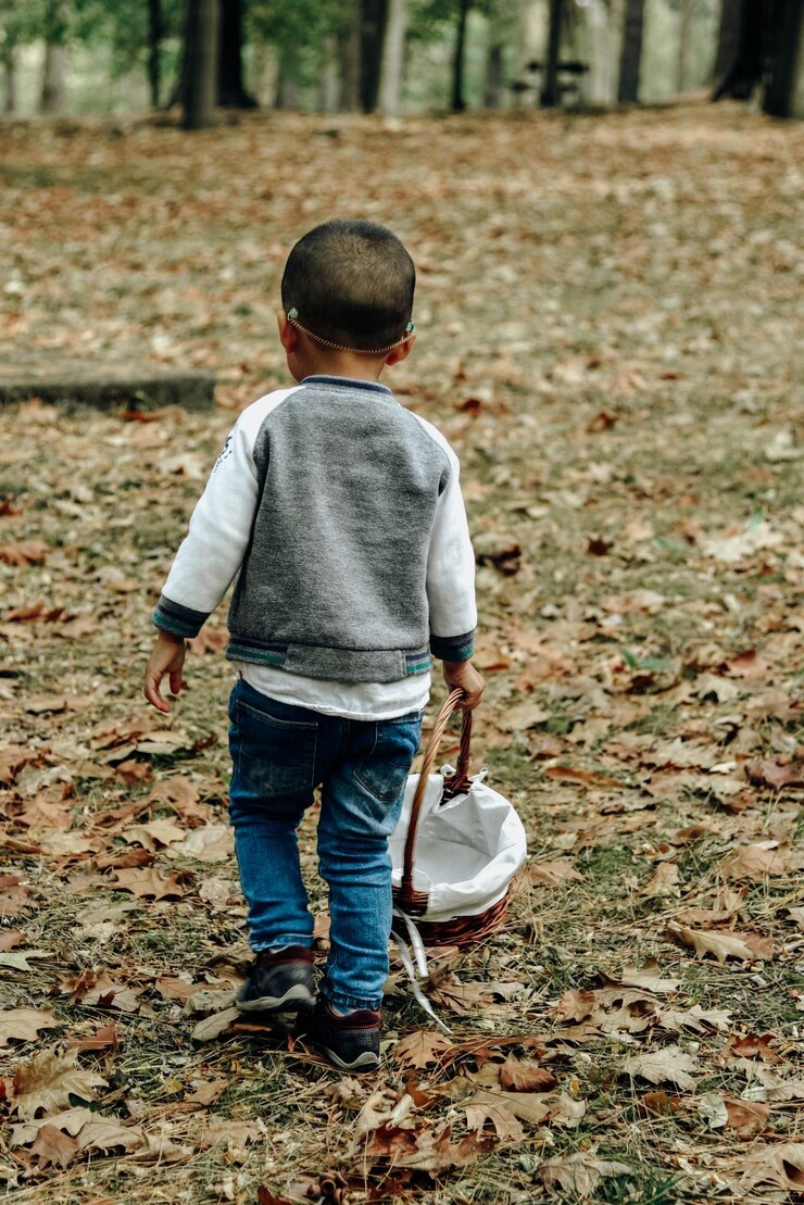 Foto vista trasera de un niño caminando por el campo