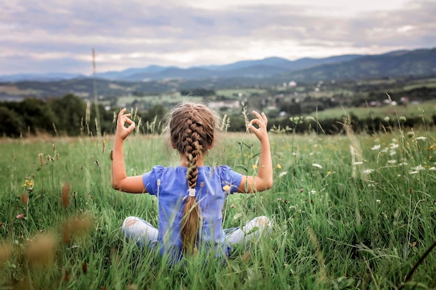 Foto vista trasera de un niño en el campo contra el cielo
