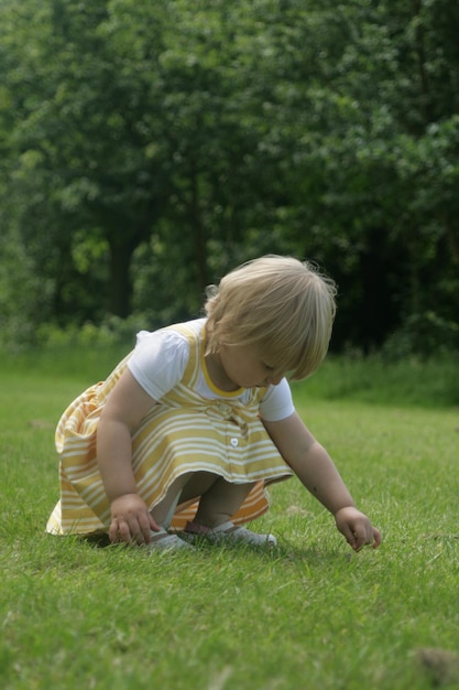 Vista trasera del niño en el campo