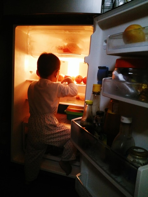 Vista trasera del niño en casa