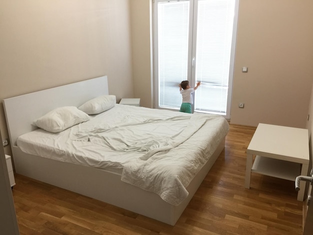 Foto vista trasera del niño en el dormitorio