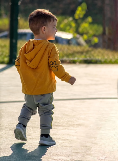 Foto vista trasera del niño mirando a la cámara