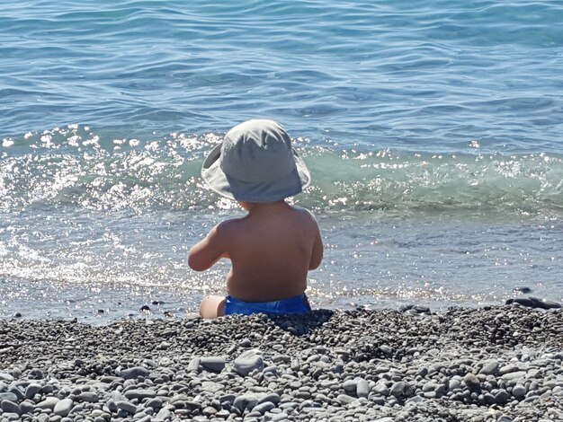 Vista trasera del niño en la playa