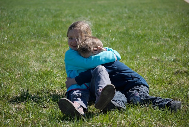 Foto vista trasera de niños sentados en el campo